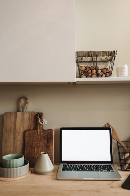 Espacio de trabajo de cocina con laptop