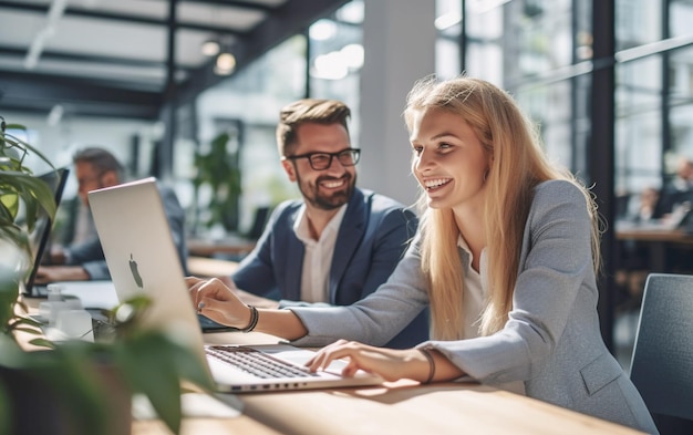 Espacio de trabajo colaborativo Fotografía en bajo ángulo de jóvenes colegas de negocios trabajando juntos