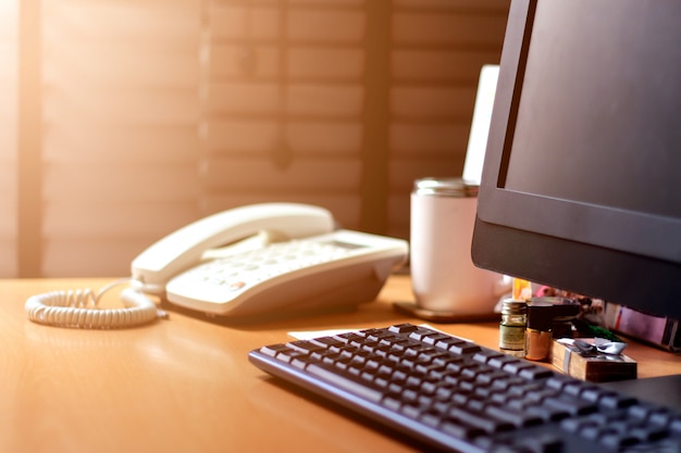 Espacio de trabajo computadora de escritorio en la mesa de madera