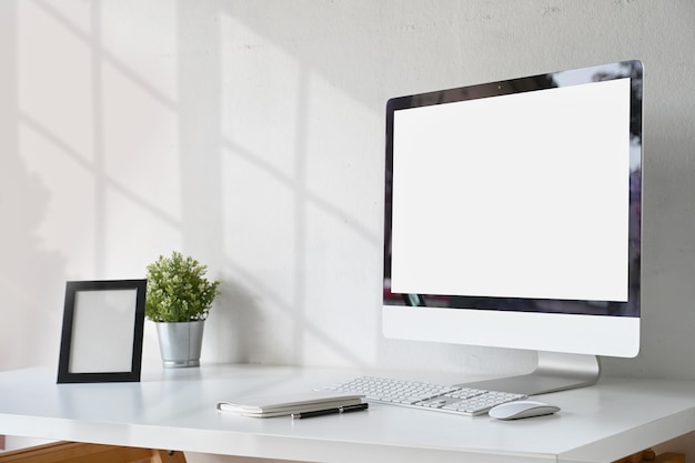 Foto espacio de trabajo con computadora de escritorio con pantalla en blanco