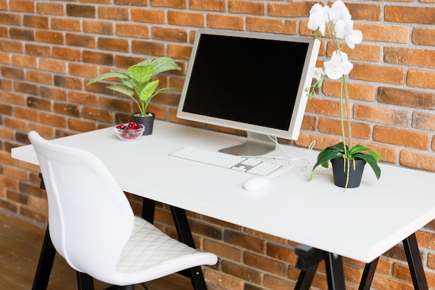 Espacio de trabajo con computadora en la mesa