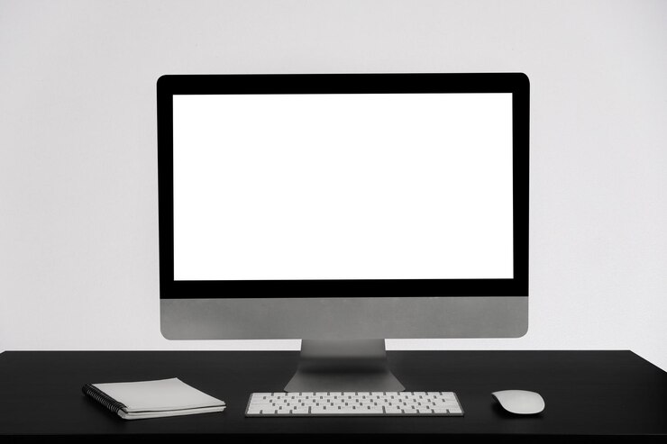 Foto espacio de trabajo con computadoras, teclados, portátiles y ratones con una pantalla en blanco o en blanco en un escritorio separado
