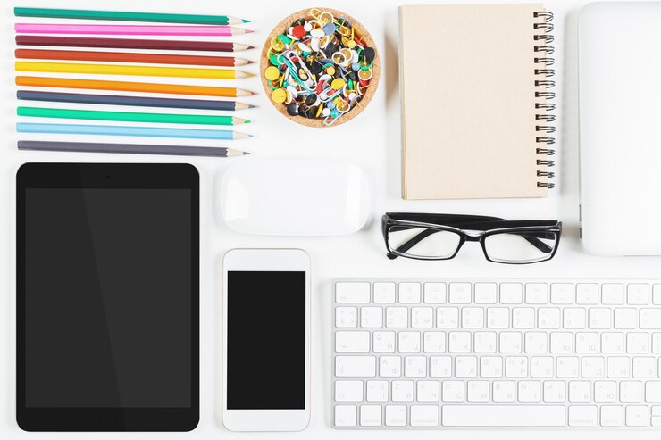Foto espacio de trabajo contemporáneo con tableta y teléfono celular vacíos