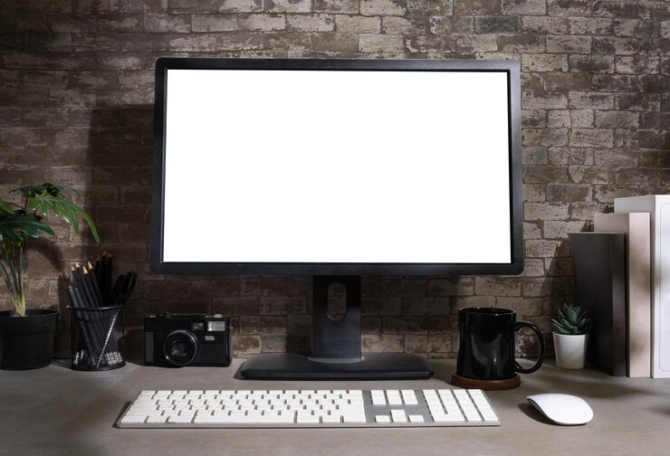 Foto espacio de trabajo creativo y elegante con cámara de libros de computadora de escritorio de pantalla en blanco y planta de interior