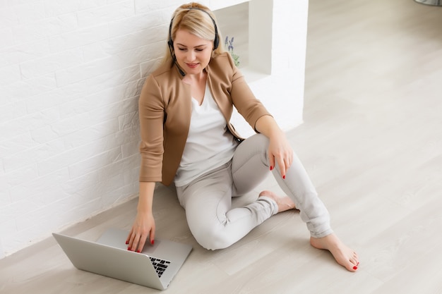 Espacio de trabajo creativo, mujer que trabaja en línea en la computadora portátil en casa