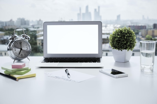 Espacio de trabajo con cuaderno blanco