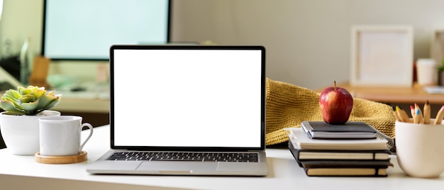 Espacio de trabajo con decoración y taza para portátil