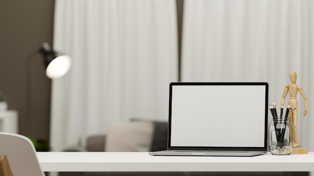 Espacio de trabajo doméstico moderno con accesorios de maqueta de pantalla en blanco para computadora portátil y espacio de copia en la mesa