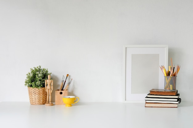 Espacio de trabajo elegante con póster, libro y gadget. Espacio de trabajo y escritorio en el lugar de trabajo.