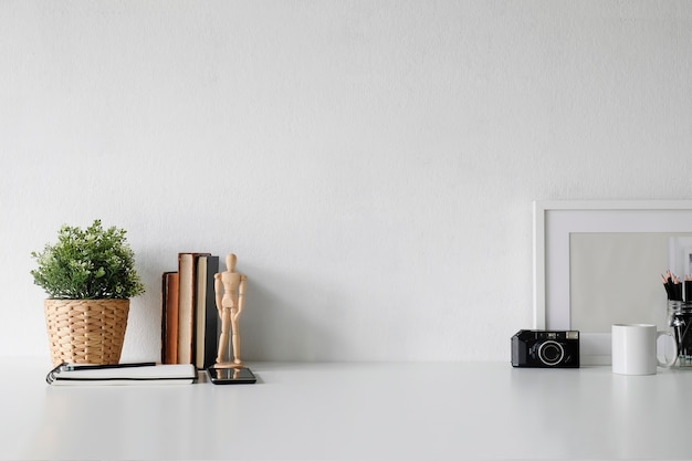 Foto espacio de trabajo elegante con póster, libro y gadget. espacio de trabajo y escritorio en el lugar de trabajo.