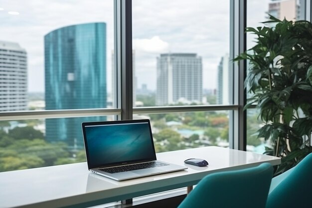 Espacio de trabajo para empleados de oficina con computadora portátil en la mesa