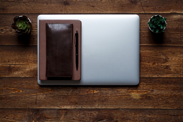 Espacio de trabajo de un empresario. vista desde arriba . portátil de café y portátil en el escritorio con nota negra.