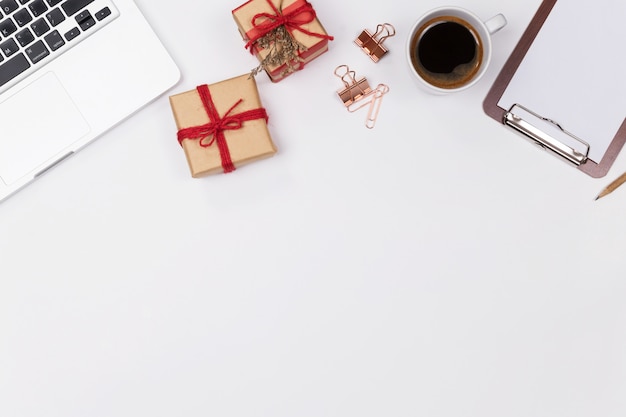 Espacio de trabajo del escritorio de la oficina en casa de la mujer con el cuaderno