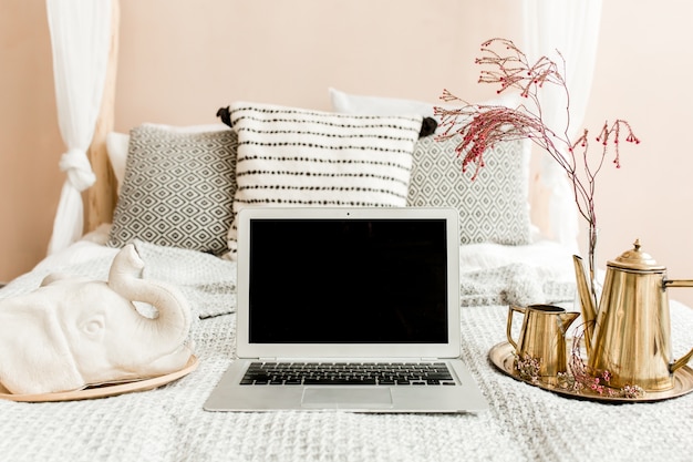 Espacio de trabajo de escritorio de oficina en casa con ordenador portátil con pantalla en blanco