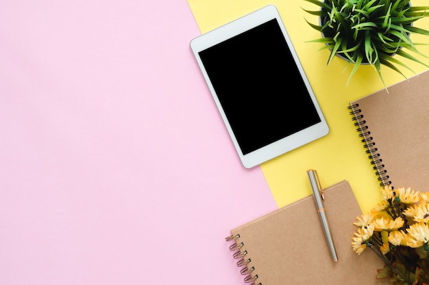 Espacio de trabajo de escritorio de oficina - foto de la vista superior de la endecha plana de espacio de trabajo con tableta falsa en blanco