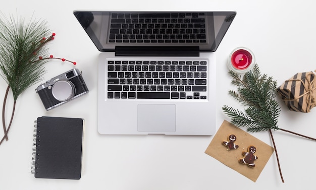 Espacio de trabajo en estilo navideño con laptop