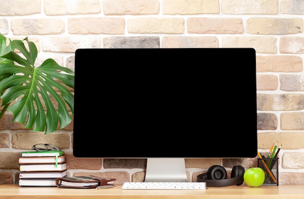 Espacio de trabajo de estudio con suministros de computadora de escritorio y Apple