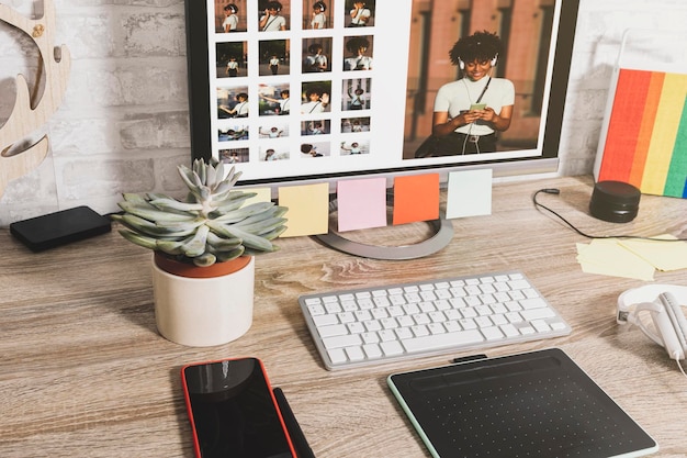 Espacio de trabajo para fotógrafos profesionales Lugar de trabajo para retoque fotográfico en un estudio moderno Tableta con bolígrafo para retocar imágenes