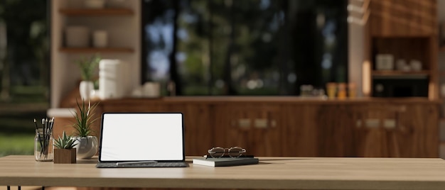 Espacio de trabajo en el hogar con maqueta de tableta digital y espacio de copia en una mesa de madera