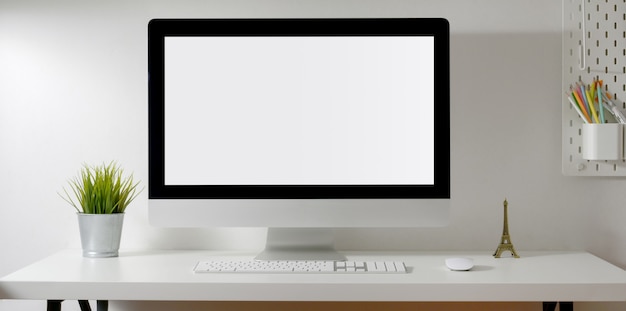 Espacio de trabajo loft con computadora de escritorio simulada con maceta de árbol y decoraciones