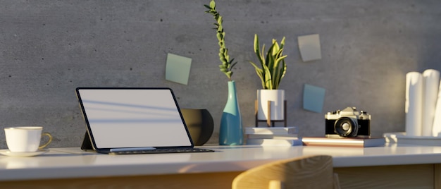 Espacio de trabajo de loft moderno con tableta portátil, maqueta de pantalla en blanco, suministros de oficina y decoración