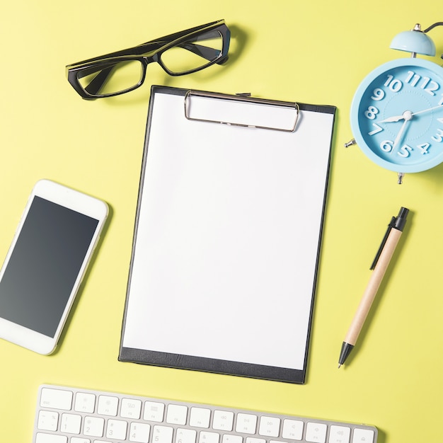 Foto espacio de trabajo con mesa de escritorio de oficina con muchas cosas.