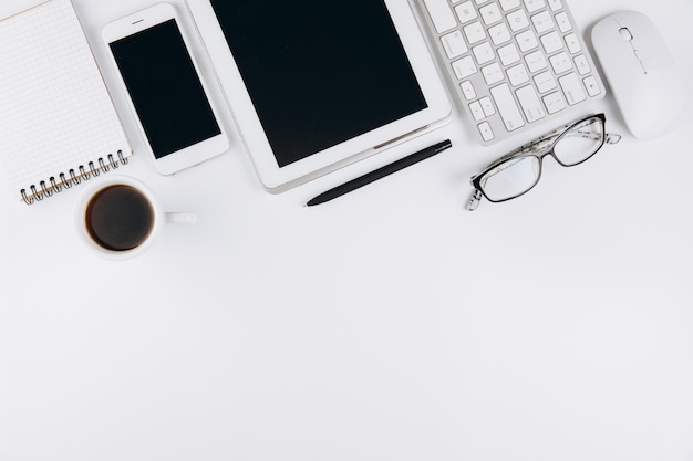 Espacio de trabajo de mesa de oficina blanco con un material de oficina