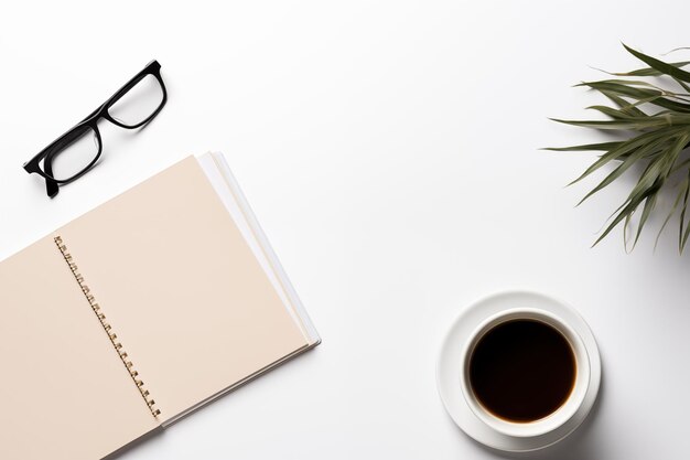 Espacio de trabajo minimalista con café y cuaderno