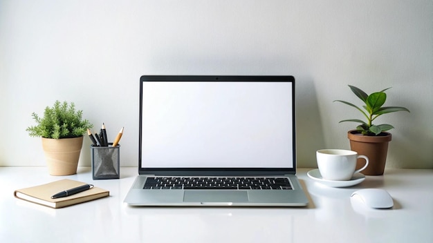Espacio de trabajo minimalista moderno con computadora portátil, bolígrafo, taza de café, planta y ratón
