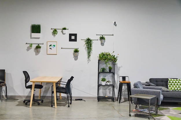 Espacio de trabajo moderno con decoración limpia y plantas.