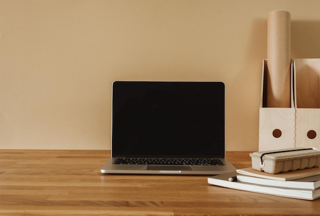 Espacio de trabajo moderno con escritorio de madera y papelería de madera.