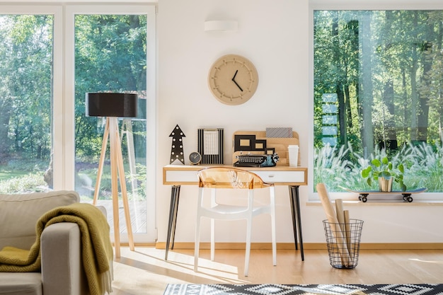 Espacio de trabajo moderno junto a la ventana