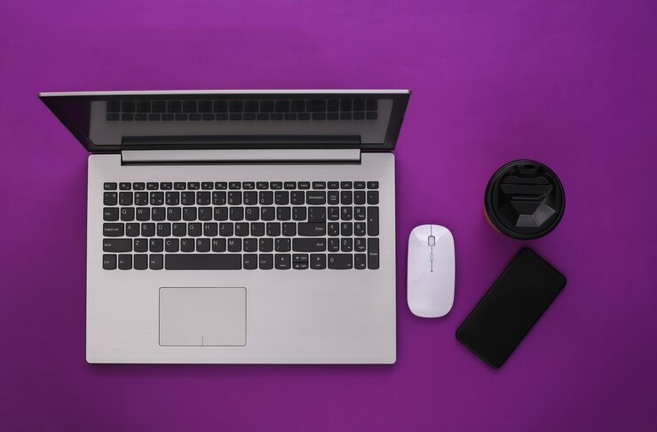 Foto espacio de trabajo moderno sobre fondo morado. tiro del estudio. vista superior