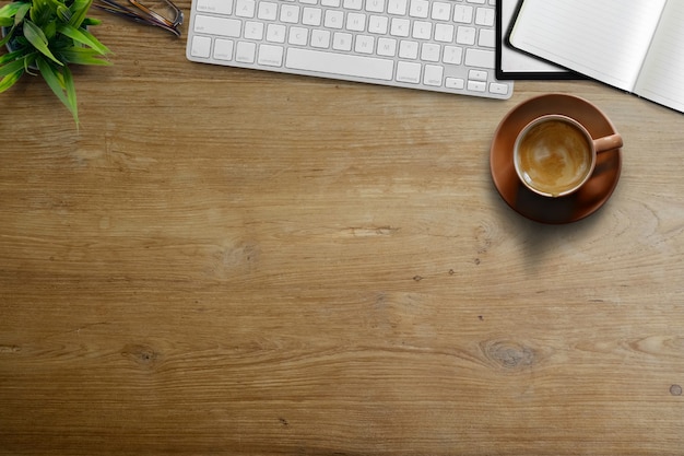 Espacio de trabajo de negocios, taza de café de escritorio de oficina y accesorios de oficina con espacio de copia.