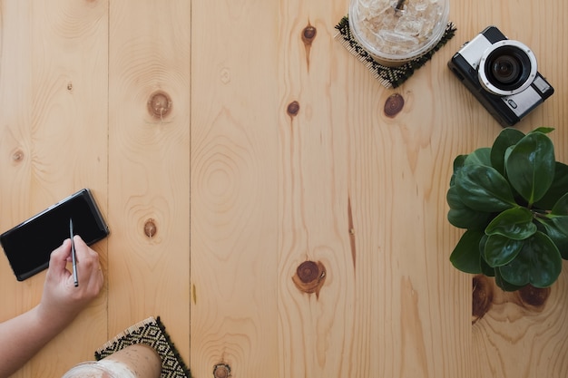 Espacio de trabajo. nuevo concepto de puestos de trabajo Vista superior de un hombre de negocios en un escritorio de madera.