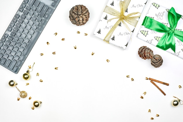 Foto espacio de trabajo de oficina brillante con regalos de navidad, decoraciones de navidad sobre fondo blanco.