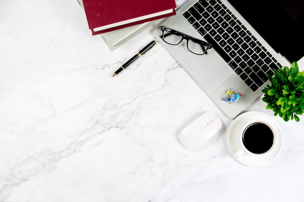 Espacio de trabajo en la oficina, escritorio Marble White con cuaderno en blanco y otros suministros de oficina