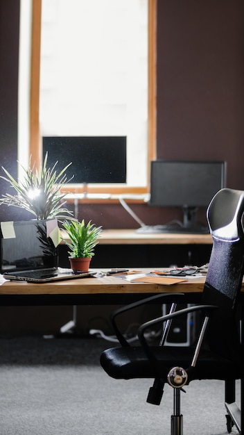 Espacio de trabajo de oficina. lugar de trabajo moderno. computadora portátil en un escritorio y una silla. espacio cómodo para negocios productivos