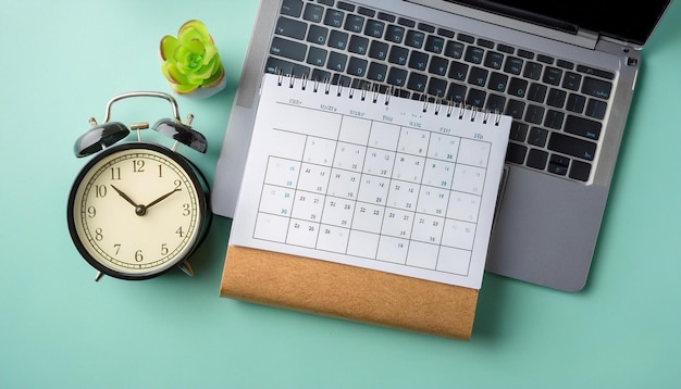Espacio de trabajo organizado con calendario y portátil