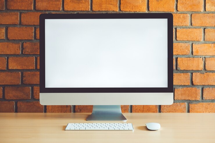 Foto espacio de trabajo con pantalla de computadora en blanco en café