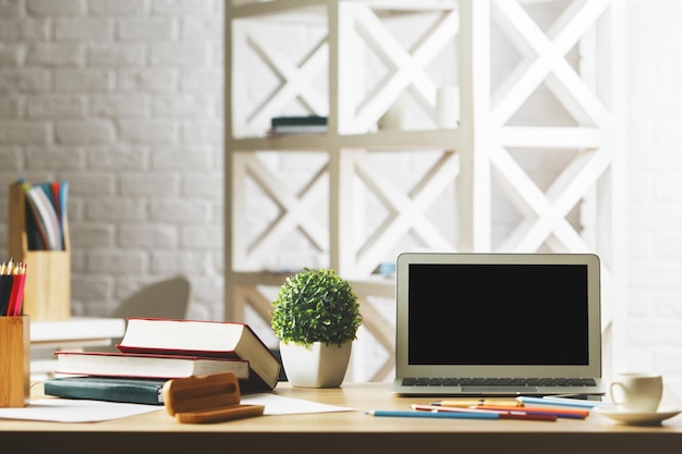 Espacio de trabajo con pantalla de computadora vacía