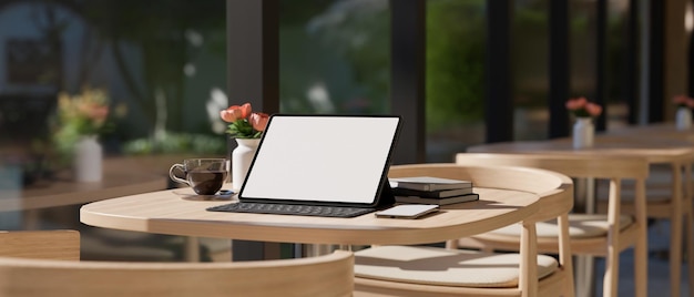 Espacio de trabajo en un restaurante moderno con tableta portátil