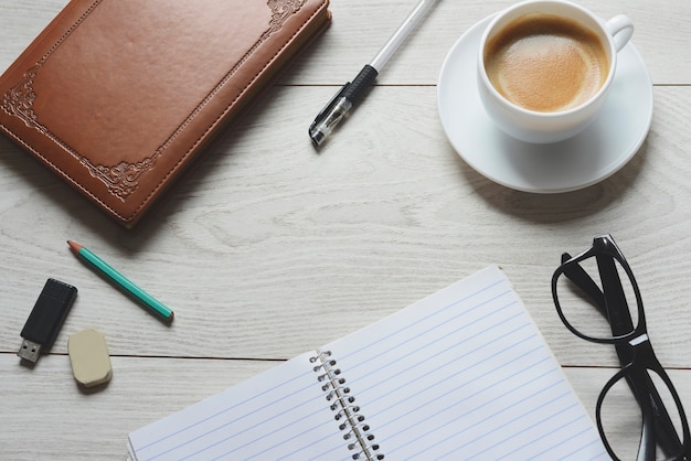 Espacio de trabajo con suministros y café.