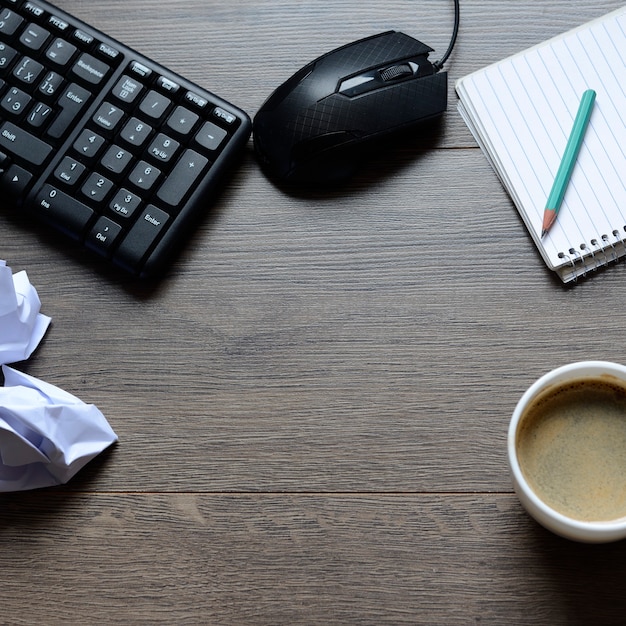 Espacio de trabajo con suministros y café.