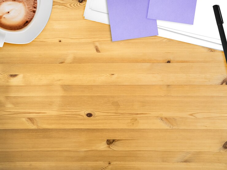 Foto espacio de trabajo vacío con bolígrafo y café de papel de nota. copyspace escritorio de trabajo.