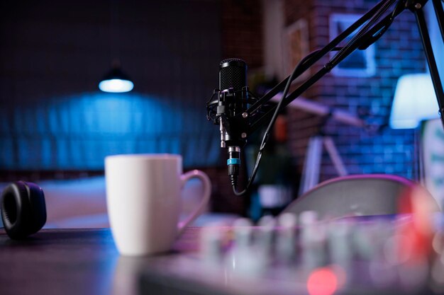 Espacio vacío con equipo de podcast para grabar un programa de entrevistas en casa No hay gente en la sala de estar