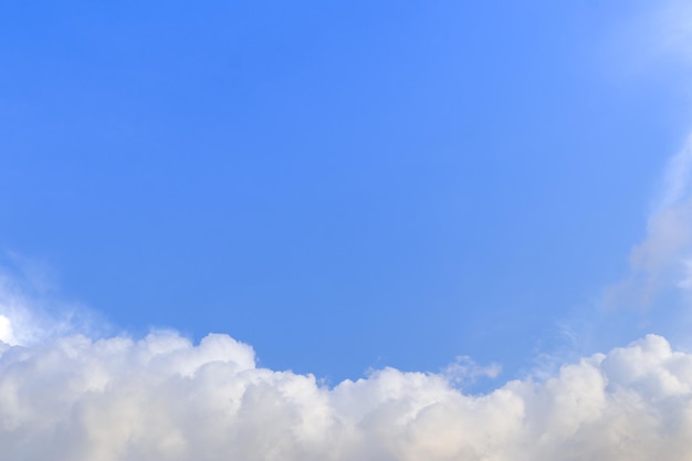 Espacio vacío de fondo de cielo y nubes