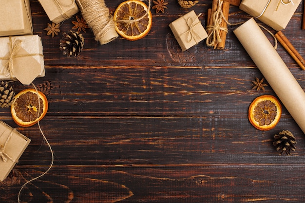 Espacio vacío para texto en medio de regalos de naranja seca, canela, piñas, anís