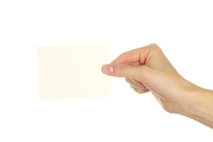 Foto los espacios en blanco de la tarjeta en una mano sobre fondo blanco.