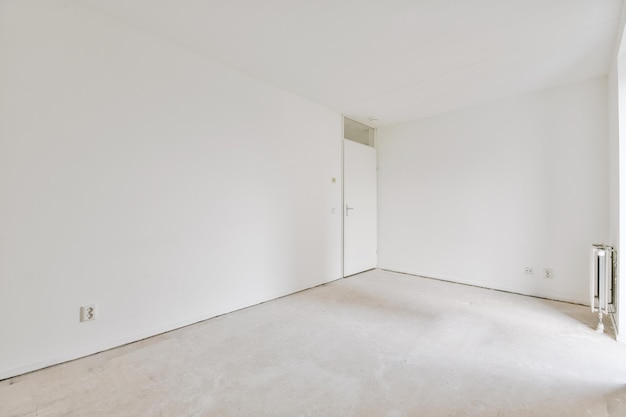 Una espaciosa habitación vacía y luminosa en tonos blancos en una casa moderna
